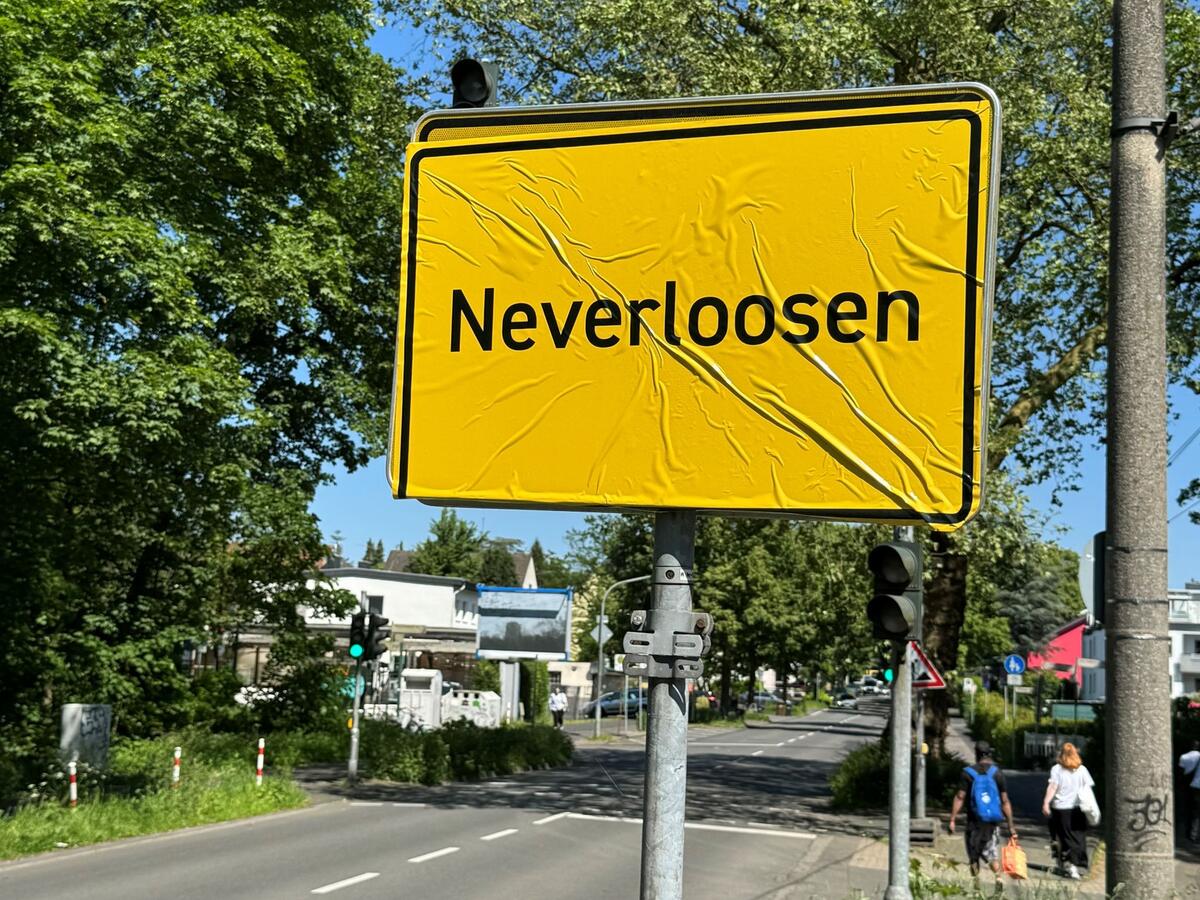 Biển hiệu thị trấn Leverkusen ở quận Schlebusch đã được dán dòng chữ “Neverloosen”.