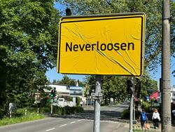 Das Ortsschild von Leverkusen im Stadtteil Schlebusch ist mit der Aufschrift "Neverloosen" überklebt worden.