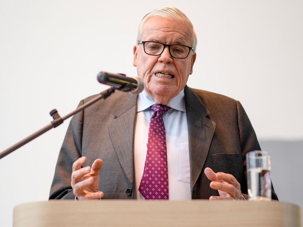 HSV-Investor Klaus-Michael Kühne will offenbar Anteile an dem Fußball-Bundesligisten HSV verkaufen HSV-Investor Klaus-Michael Kühne will offenbar Anteile an dem Fußball-Bundesligisten HSV verkaufen