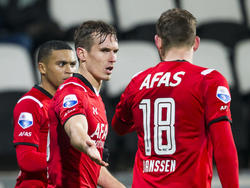 Stijn Wuytens wordt bedankt nadat AZ heeft gescoord vanuit een hoekschop van de middenvelder tegen Heracles Almelo. (13-02-2016)