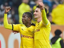 Adrian Ramos heeft de 1-3 aangetekend voor Borussia Dortmund op bezoek bij Augsburg. Mats Hummels (l.) viert het feestje met hem mee. (20-03-2016)