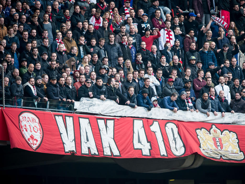 Het is spannend in de ArenA tijdens het duel Ajax en Feyenoord. Vak410 kijkt gespannen toe. (07-02-2016)