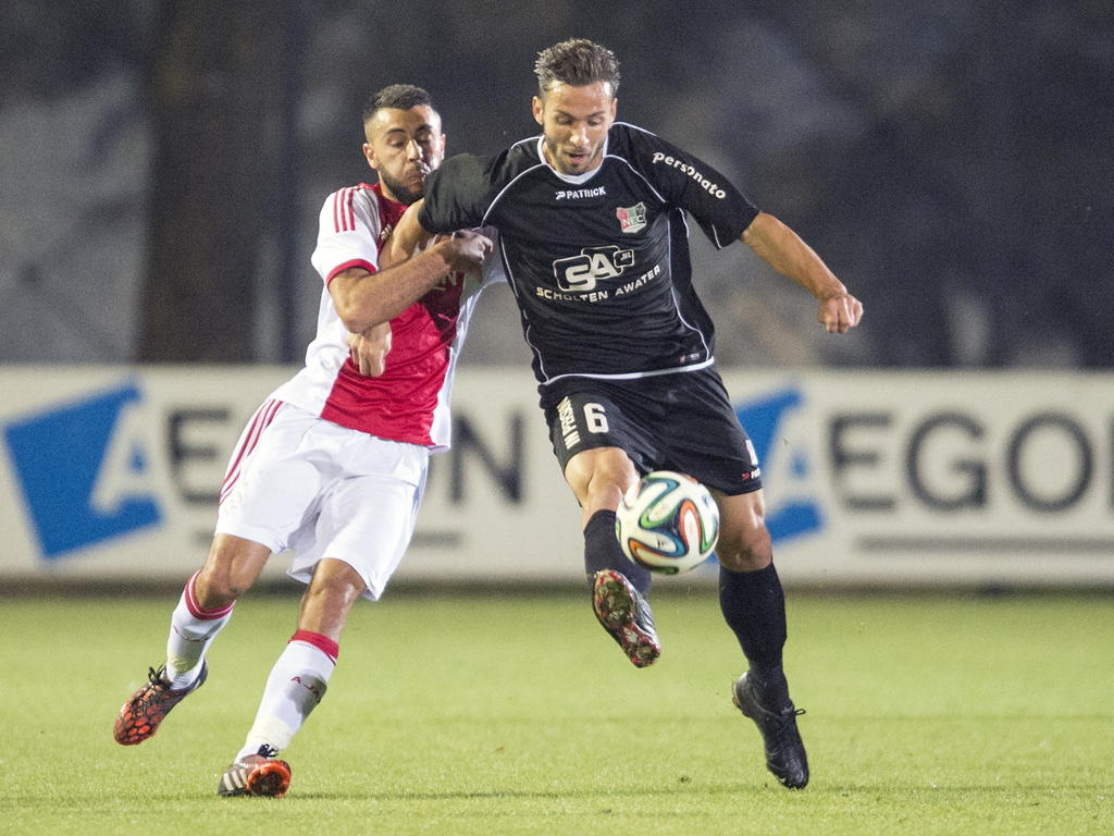 Tom Daemen (r.) houdt met zijn arm Ogur Kaya (l.) van zich af in het bekerduel tussen de amateurs van Ajax en NEC. (23-09-2014)