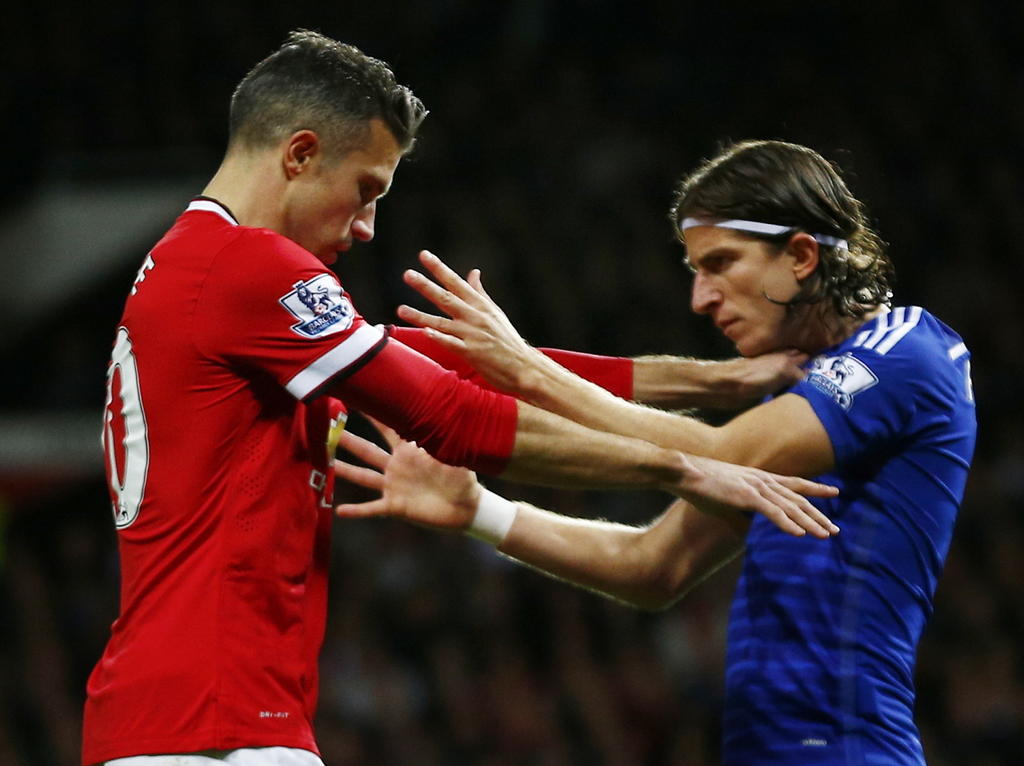 Robin van Persie (l.) van Manchester United heeft een aanvaring met Chelsea-speler Filipe Luís. (26-10-2014)
