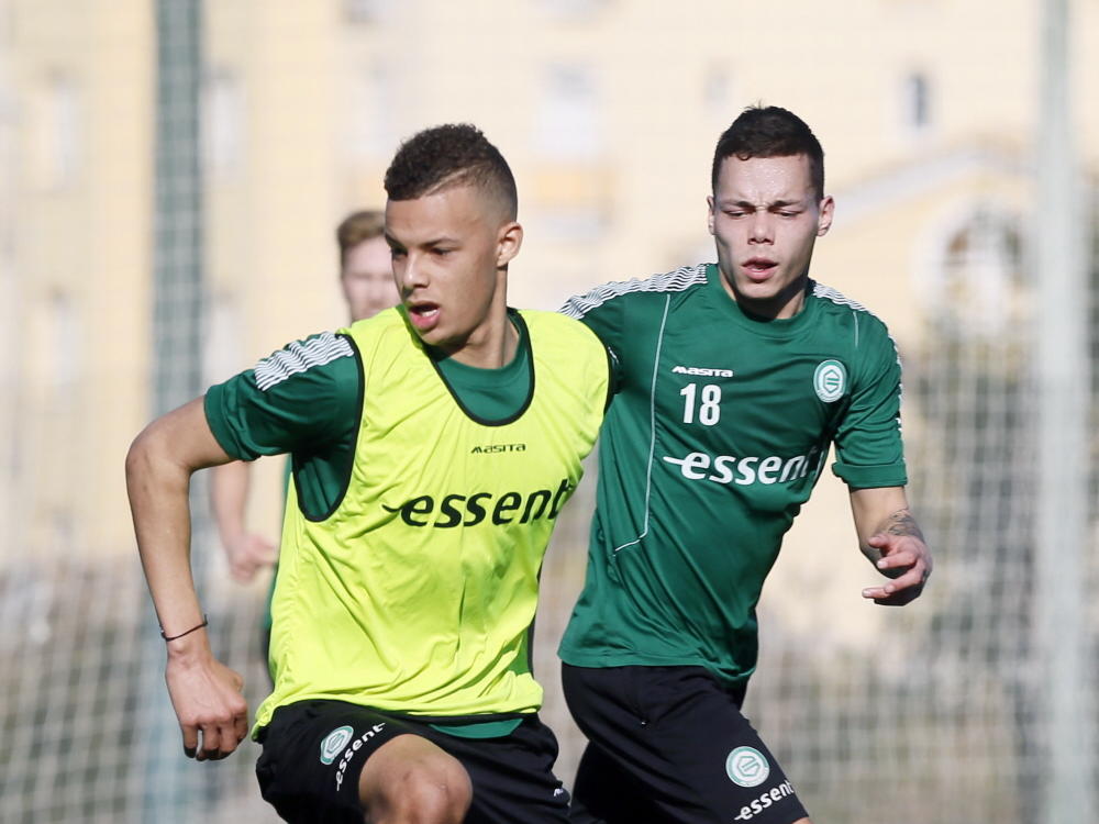 Henk Bos (18) in duel tijdens de training van FC Groningen in Oliva. (04-01-15)