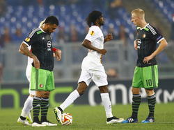 Feyenoord spelers Lex Immers (r.) en Colin Kâzim-Richards (l.) trappen af nadat Gervinho (m.) heeft gescoord voor AS Roma in de heenwedstrijd van de Europa League. (19-02-2015)