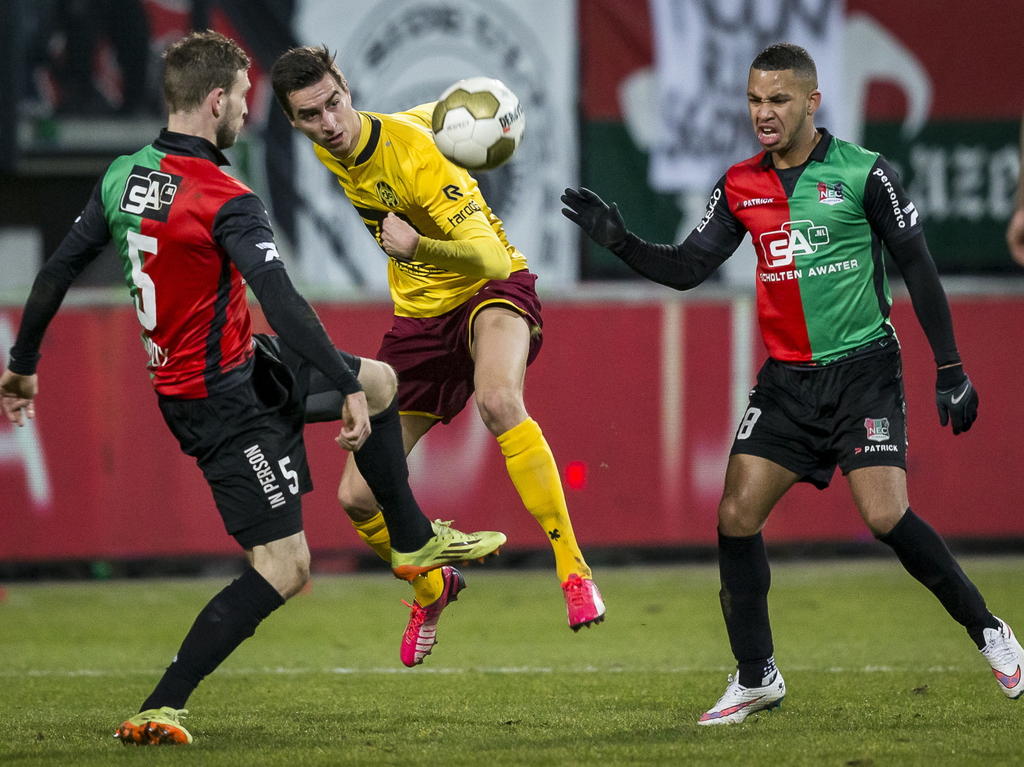 Roda JC-speler Tom van Hyfte probeert de bal te pakken, maar dat wil Kevin Conboy van NEC ook. Gregor Breinburg kijkt rechts toe. (27-02-2015)
