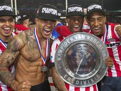 Adam Maher, Memphis Depay, Geoginio Wijnaldum und Joshua Brenet bejubeln die  vorzeitige Meisterschaft mit dem PSV Eindhoven. (18.4.2015)