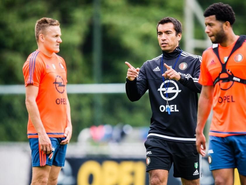 Giovanni van Bronckhorst (m.) geeft Jens Toornstra (l.) aanwijzingen tijdens de trainingen. Tonny Vilhena loopt helemaal rechts in beeld. (14-08-2015) Giovanni van Bronckhorst (m.) geeft Jens Toornstra (l.) aanwijzingen tijdens de trainingen. Tonny Vilhena loopt helemaal rechts in beeld. (14-08-2015)