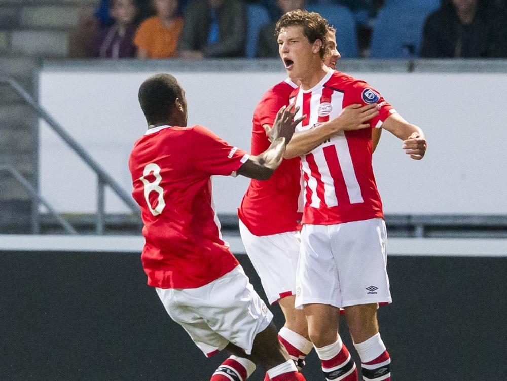 Sam Lammers (r.) viert de 0-1 met Jong PSV-speler Pablo Rosario (l.). De spits heeft zijn ploeg op voorsprong gezet tegen SC Cambuur. (12-08-2016)