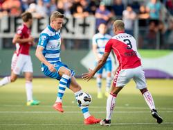 Nicolai Brock-Madsen (l.) en Ramon Leeuwin (r.) strijden om de bal tijdens het competitieduel PEC Zwolle - FC Utrecht (10-09-2016).