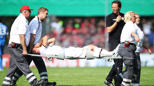 Julian Baumgartlinger von Bayer Leverkusen hat sich am Knie verletzt