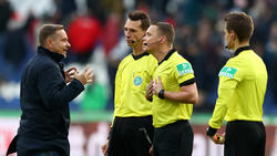 96-Sportdirektor Horst Heldt war nach der Partie sichtlich verärgert