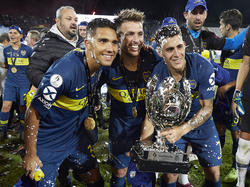 Los jugadores de Boca con el trofeo de la Supercopa. (Foto: Getty)