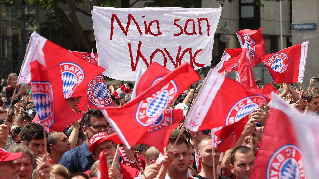 Die Bayern-Fans feiern Trainer Niko Kovac