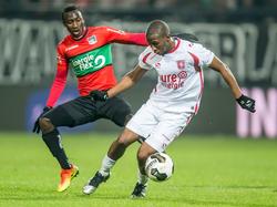 Janio Bikel (l.) duelleert met Kamohelo Mokotjo (r.) tijdens het competitieduel NEC Nijmegen - FC Twente. (26-11-2016)