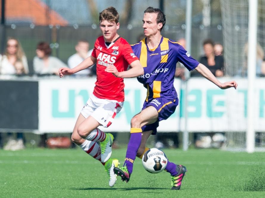 Tim de Rijk (r.) komt te laat in een fysiek duel met AZ-talent Jeremy Helmer (l.). De middenvelder speelt de bal op tijd weg. (02-04-2017)