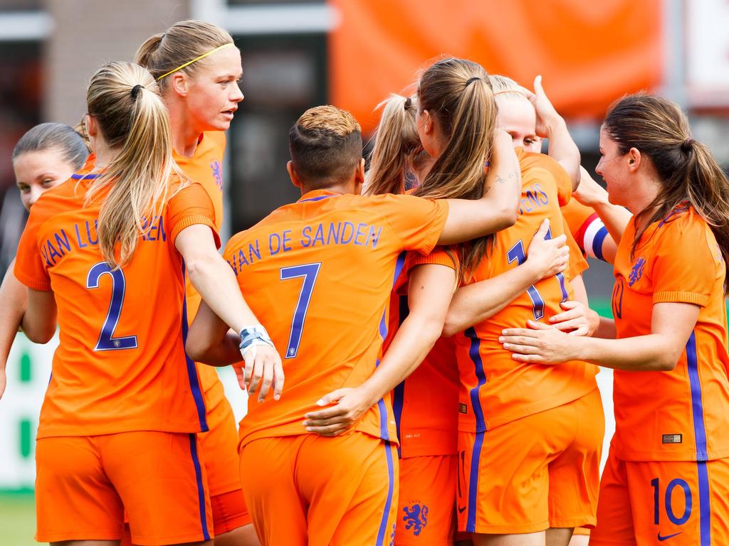 De OranjeLeeuwinnen vieren een doelpunt in de uitzwaaiwedstrijd tegen Wales. (08-07-2017)
