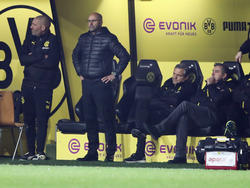 Peter Bosz (m.) steht im Kreuzfeuer der Kritik