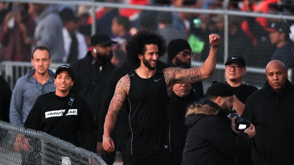 Colin Kaepernick liegt im Clinch mit der NFL Colin Kaepernick liegt im Clinch mit der NFL