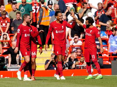Die Spieler vom FC Liverpool feiern den Treffer von Virgil van Dijk (M) zum 5:0.