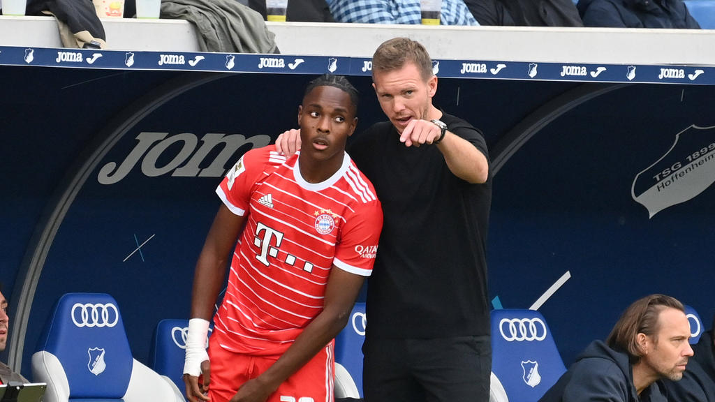 Bayern-Trainer Julian Nagelsmann (r.) gibt Mathys Tel letzte Anweisungen vor der Einwechslung