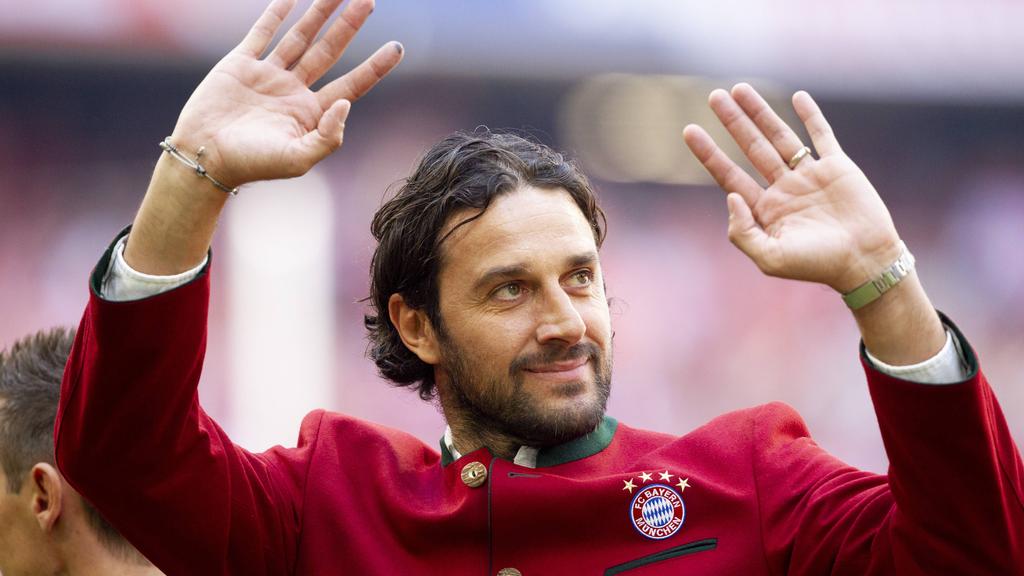 Luca Toni verteilt Pizzen an Rettungshelfer Luca Toni verteilt Pizzen an Rettungshelfer