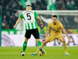Hat sich beim 3:0-Sieg in Sevilla eine Köchelverstauchung zugezogen: Barcelonas Sergio Busquets (r).