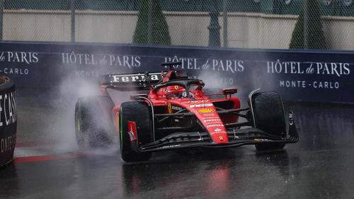 Charles Leclerc im Ferrari SF-23 auf Intermediates beim Formel-1-Rennen in Monaco 2023