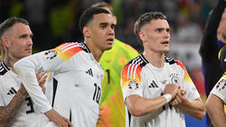 Jamal Musiala (l.) vom FC Bayern und Florian Wirtz (r.) von Bayer Leverkusen sollen eine Rolle in den Plänen von Real Madrid spielen