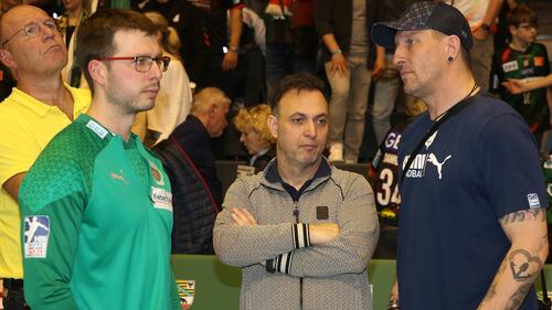 Bob Hanning (M.) äußerte sich zum Rausschmiss von Meistertrainer Jaron Siewert (l.)
