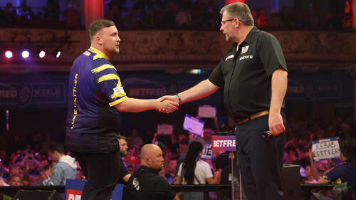 James Wade (r.) steht für sein Verhalten nach der  Niederlage gegen Luke Littler in der Kritik