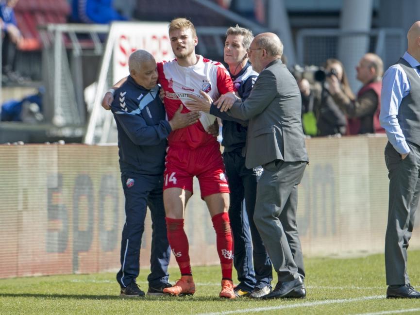 De mandekker van FC Utrecht moet noodgedwongen het veld verlaten nadat hij op onfortuinlijke wijze op zijn schouder is gevallen in de thuiswedstrijd tegen ADO Den Haag. (13-03-2016)