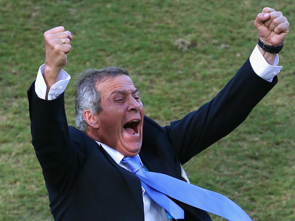 Oscar Tabárez celebra un gol de la selección uruguaya. (Foto: Getty)
