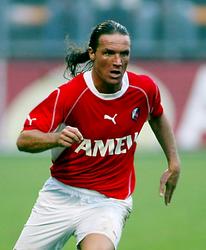 Stijn Vreven aan de bal tijdens FC Utrecht - AZ. (17-11-2002)