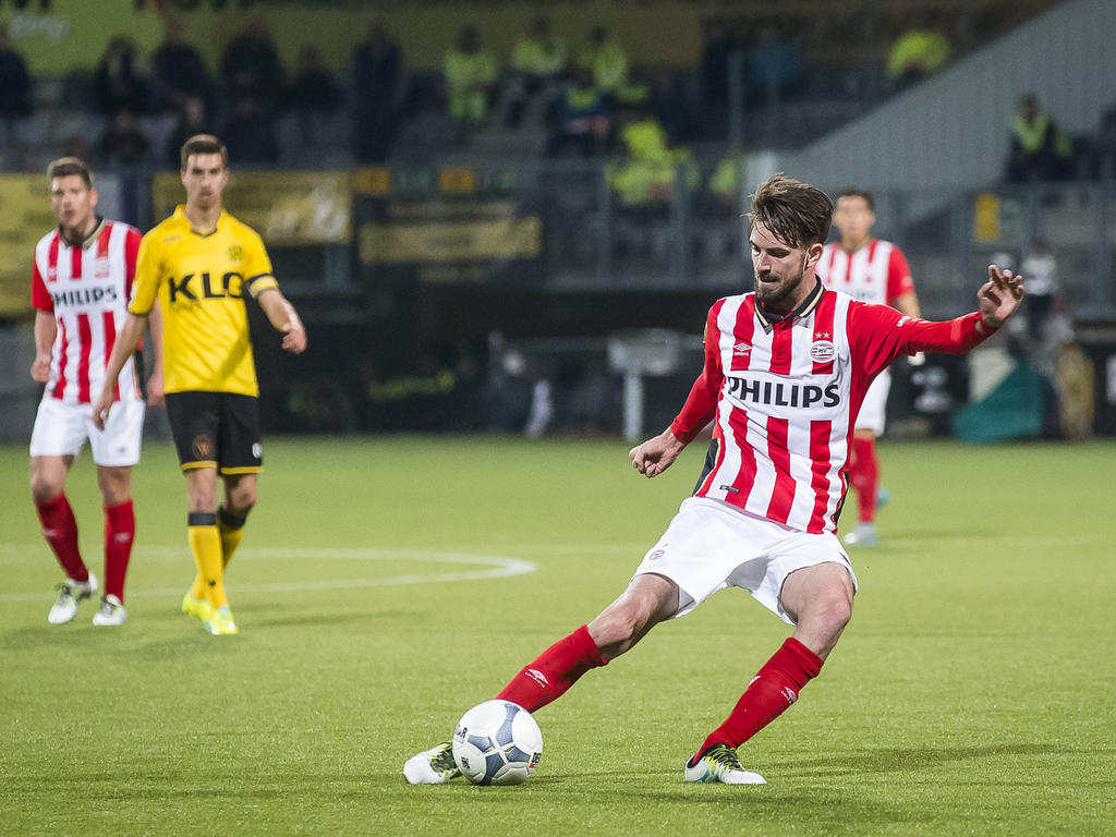 PSV-middenvelder Davy Pröpper legt aan voor een schot tijdens het competitieduel bij Roda JC Kerkrade (0-3). Pröpper zou uiteindelijk één keer scoren. (16-04-2016) PSV-middenvelder Davy Pröpper legt aan voor een schot tijdens het competitieduel bij Roda JC Kerkrade (0-3). Pröpper zou uiteindelijk één keer scoren. (16-04-2016)