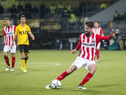 PSV-middenvelder Davy Pröpper legt aan voor een schot tijdens het competitieduel bij Roda JC Kerkrade (0-3). Pröpper zou uiteindelijk één keer scoren. (16-04-2016)