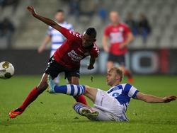 Nathaniël Will (r.) ontfutselt Alvin Fortes (l.) de bal tijdens De Graafschap - RKC Waalwijk. (25-08-2014)