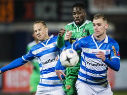 PEC Zwolle-spelers Bart van Hintum (l.) en Maikel van der Werff (r.) voorkomen dat Fernando Lewis bij de bal kan komen in het duel tegen FC Dordrecht. (04-02-2014)