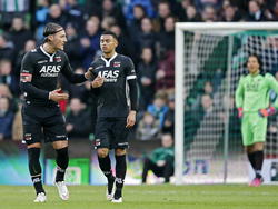 Nemanja Gedulj (l.) en Dabney dos Santos van AZ balen zichtbaar van de 1-0 achterstand bij FC Groningen. (08-02-2015)