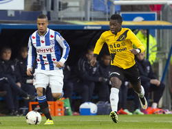 Pele van Anholt (l.) krijgt tijdens sc Heerenveen - NAC Breda te maken met Jeffrey Sarpong, die zijn verdedigende taken niet uit het oog verliest. (04-04-2015)