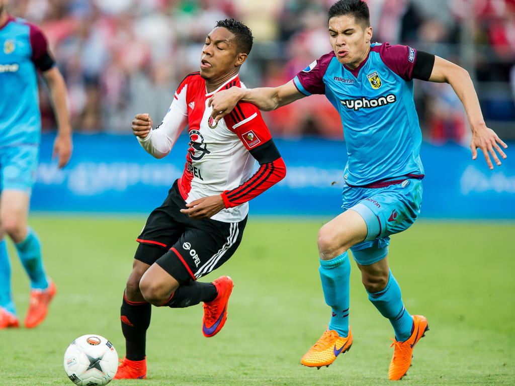 Jean-Paul Boëtius (l.) kreeg de voorkeur boven Elvis Manu in de basis, maar Vitesse-speler Kevin Diks (r.) houdt de snelle buitenspeler in bedwang. (11-05-2015)
