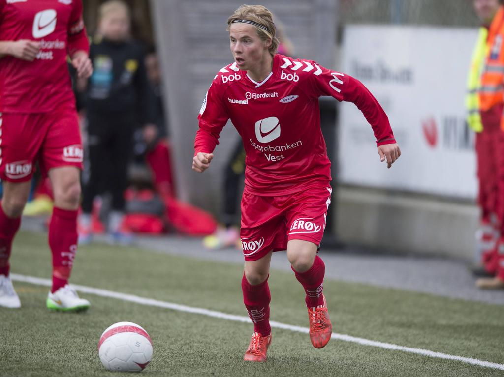 Emil Hansson aan de bal tijdens een oefenduel van SK Brann. (22-04-2015)