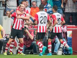 Maxime Lestienne (l.) maakt zijn eerste doelpunt voor PSV. Het is een belangrijke goal, want de Belg zorgt voor de 1-1 in de topper tegen Feyenoord. (30-08-2015)