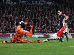 Arsenals Torhüter Petr Cech entschärft während der Champions-League-Gruppenpartie gegen Bayern München einen Schuss von Angreifer Robert Lewandowski. (20.10.2015)