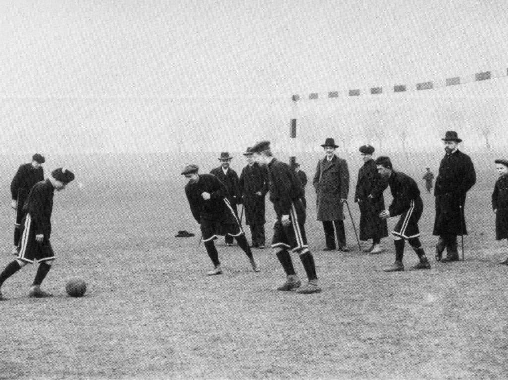 Auf dem Tempelhofer Feld in Berlin wird um das Jahr 1900 herum bereits Fußball gespielt.