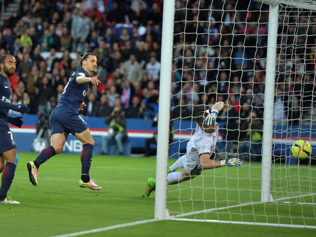 Zlatan se marcha marcando del PSG. (Foto: Getty)