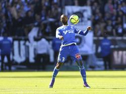 Nicolas N'Koulou heeft balbezit tijdens het competitieduel Angers - Olympique Marseille (01-05-2016).
