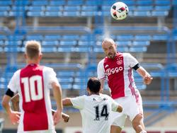 Heiko Westermann (r.) moet koppen tijdens het oefenduel AS Béziers - Ajax (20-07-2016).