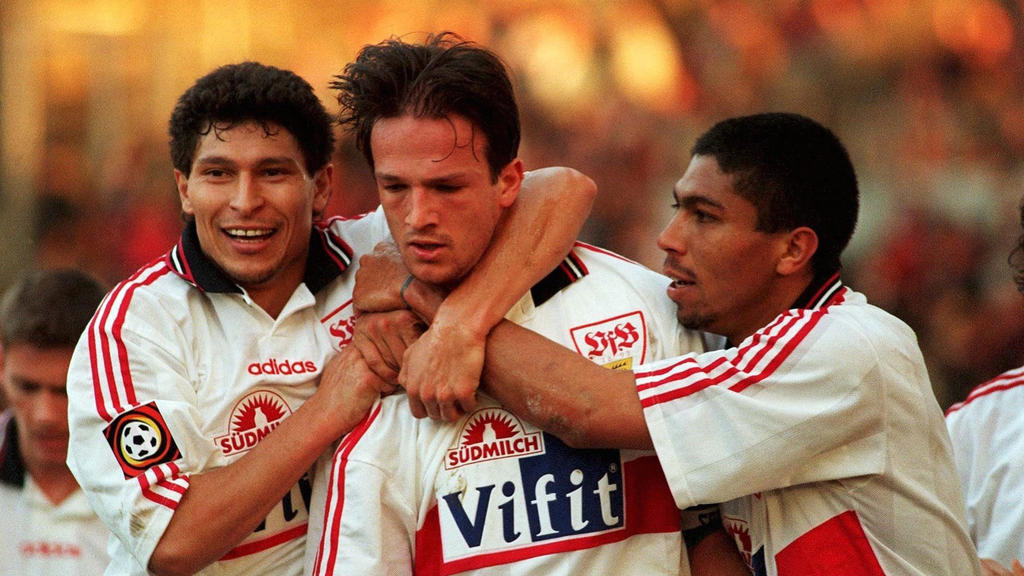 Von links nach rechts: Balakov, Bobic und Élber jubeln für den VfB